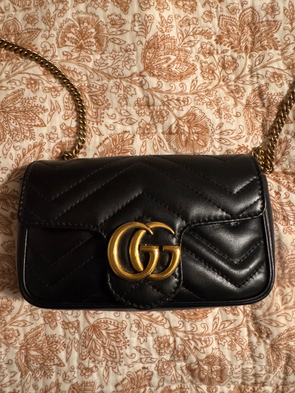 GUCCI GG Marmont matelassé
leather super mini bag